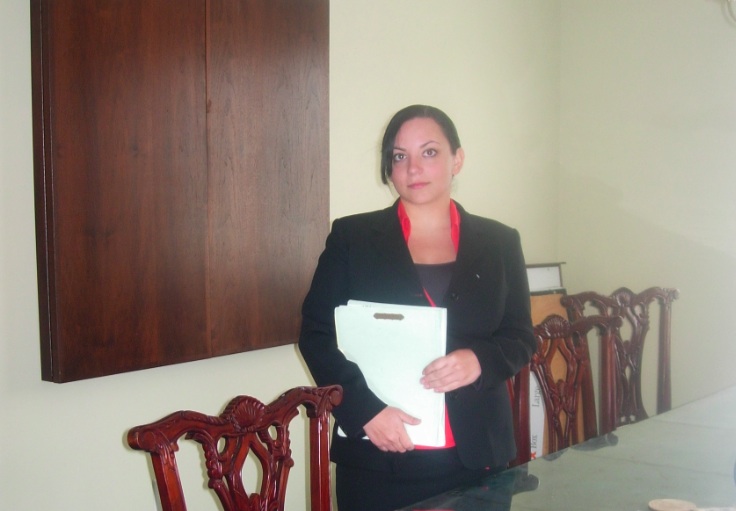 Lauren_Holtzman_at_conf_room.jpeg