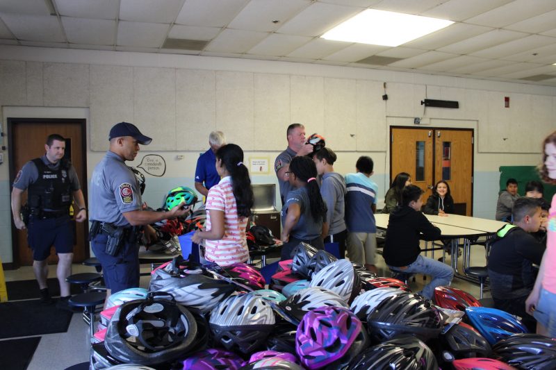 fairfax county police helping give away bike helmets at clearview elementary school for abrams landau lids on kids