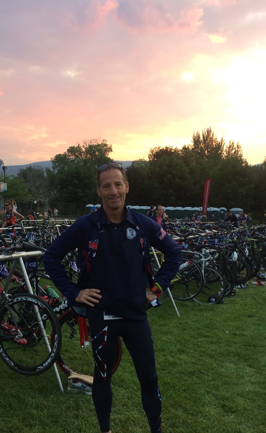 It was a glorious morning for racing at the Sprint DUathlon World Championships. Doug Landau places his bike in the racks, noting his spot on his hand so as not to forget in the heat of the race !